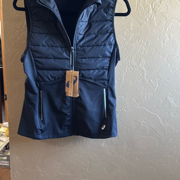 Asics Black Reflective Vest - Picture 10 of 14